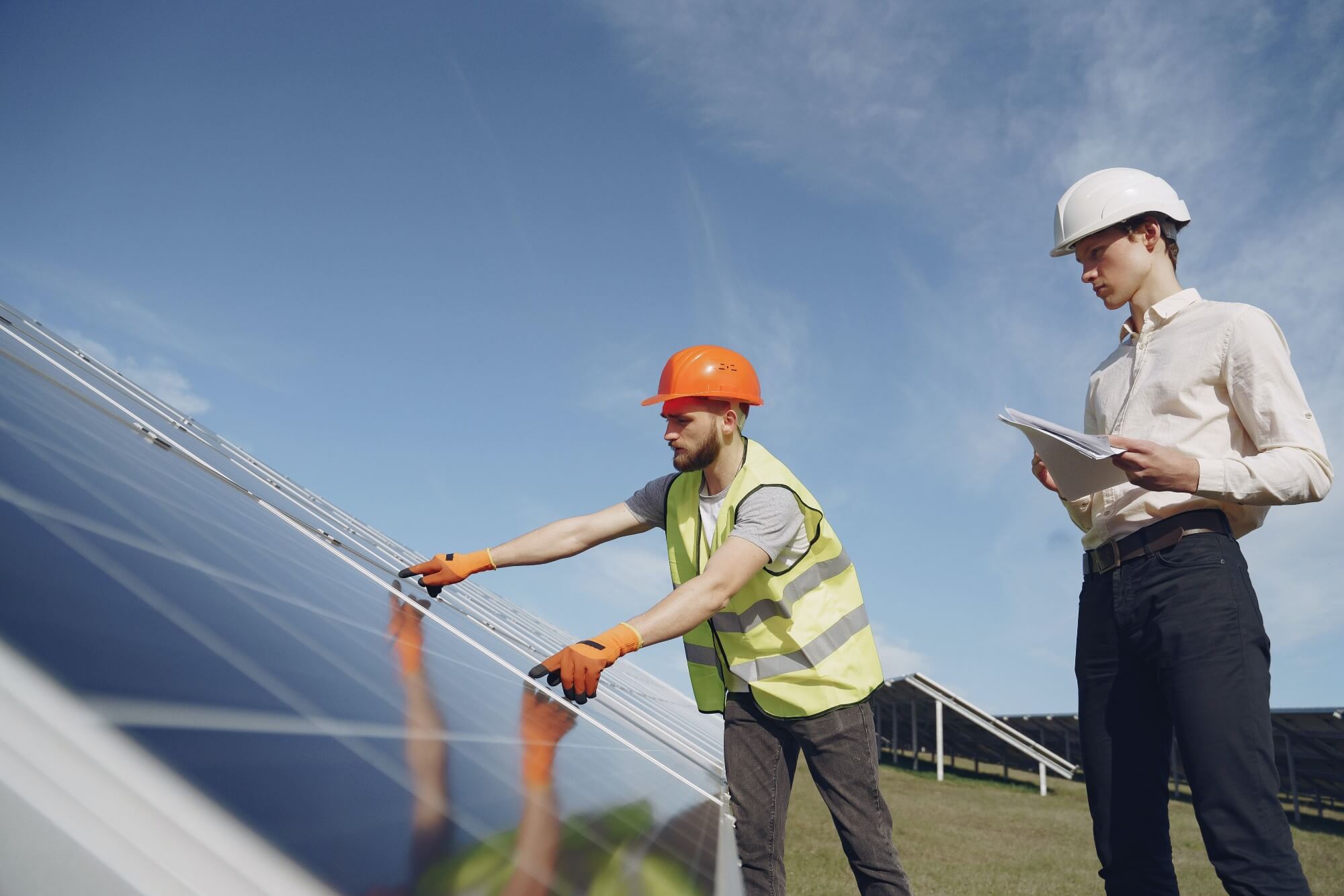 Une équipe d’experts en maintenance de panneaux solaires en action en Tunisie